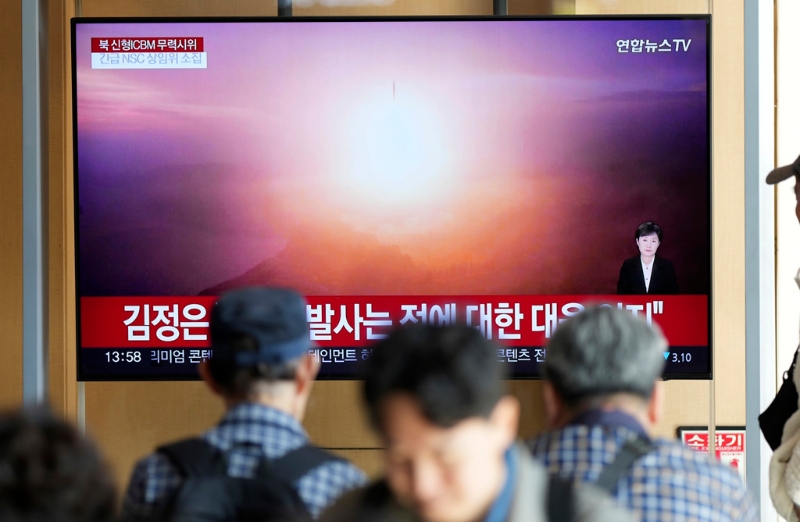 圖為韓國媒體31日報導北韓試射洲際彈道導彈。