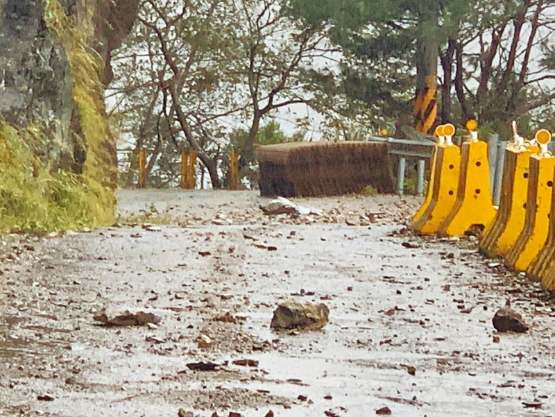 24人旅行團被迫留在山上