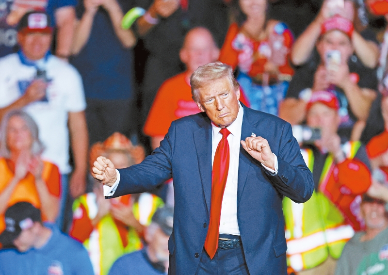 特朗普多次在競選活動中承諾勝選后收緊移民政策。 圖為特朗普10月31日在內華達州拉票。 路透社