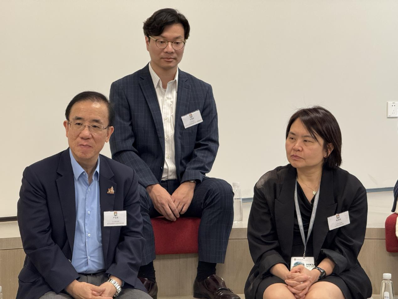 香港大學收生及國際生交流事務總監嚴志堅教授（前左）、香港大學入學事務部總監郭瑛琪（前右），介紹了港大最新的收生政策。
