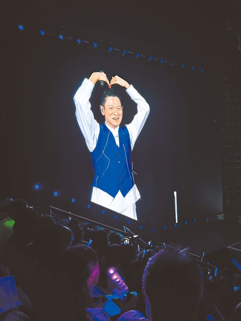 劉德華3日比出愛心手勢，讓全場「劉太太」好滿足。（讀者提供）