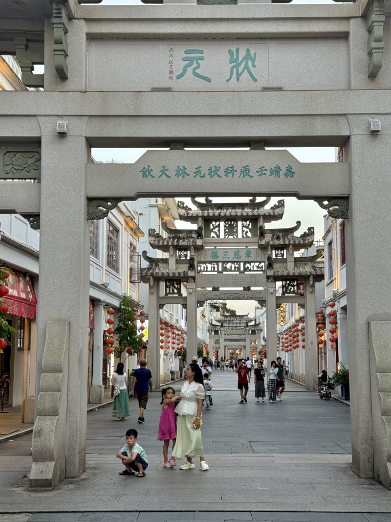 漫步在街上，仿佛能夠聽見歷史的低語，每一座牌坊都是歷史見證者，訴說著潮州的文化脈絡