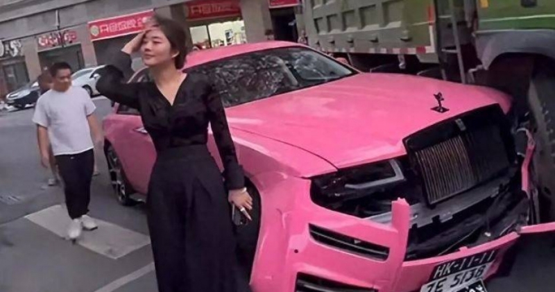 朱根菜心痛愛車被撞毀。