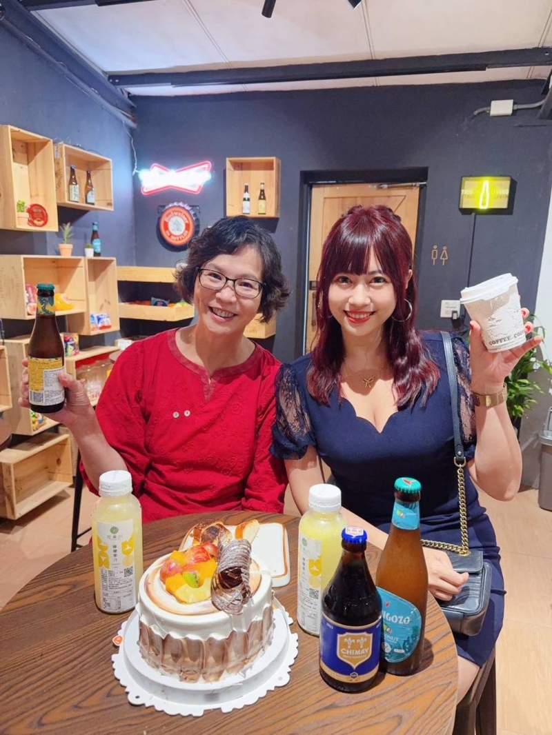 臺中市政府顧問蔡壁如在臉書分享慶生照，右為美食部落客、網紅柯莉絲汀。（翻攝自蔡壁如臉書）