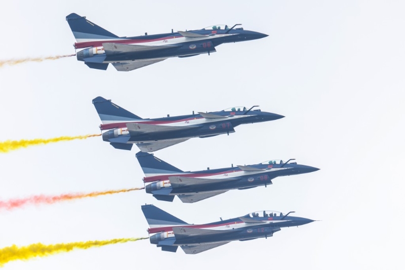 11月11日，空軍八一飛行表演隊和空軍航空大學“紅鷹”飛行表演隊展翅珠海，以獨特的方式慶祝中國人民解放軍空軍成立75周年。