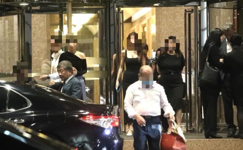 陳時中出席場合，有爆乳妹相隨。