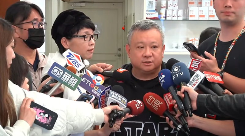 媒體人璩美鳳12日與聯電榮譽副董宣明智之子宣昶有一同受訪，還原2022年遭民眾黨主席柯文哲性騷擾的經過。