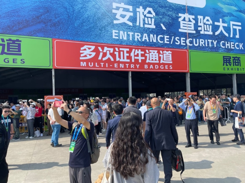 大批航空迷涌到珠海觀看航空展。