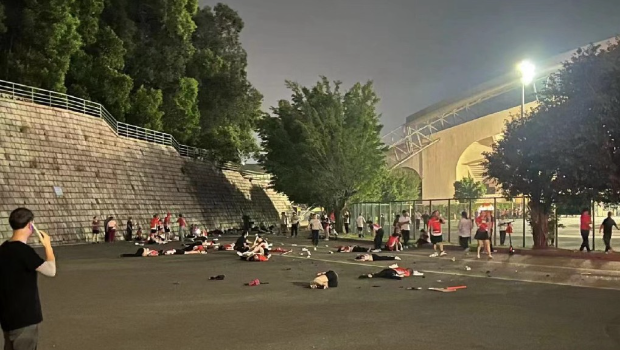 珠海體育中心越野車瘋狂亂撞 珠海體育中心越野車瘋狂亂撞