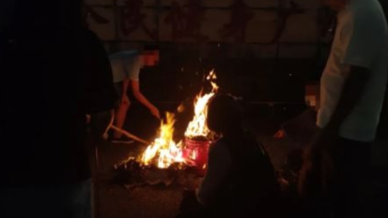 珠海車撞人兇案中的死者家人，12日在案發現場路祭。 網圖