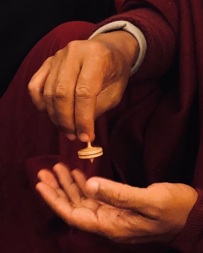 昨日（12日）趙薇就在IG上分享了一張轉陀螺的照片，并留下一個“向日葵”的emoji，瞬間引來粉絲暴動。1