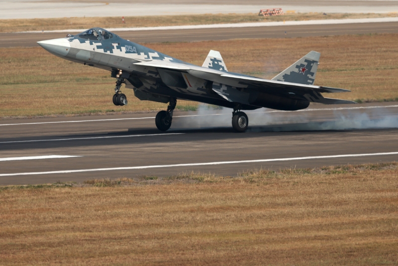 蘇-57配備具有矢量推力的發動機，起飛時可以調整噴口角度來獲得更大的推力，在更短的距離內升空。（圖／新華社）