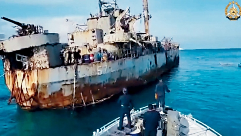 菲律賓派民船向「坐灘」仁愛礁的軍艦送補給。