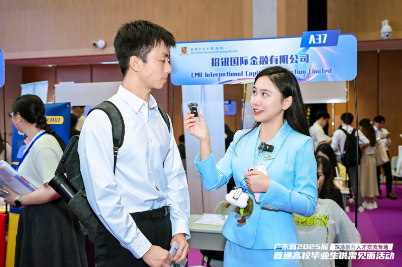 星島記者現場采訪前來的參加活動的高校學生。