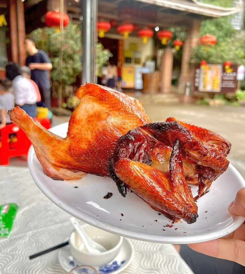 鎮店之寶古法燒雞，將自家飼養的三黃雞用秘制醬料醃制，明火燒制，原只上桌，雞肉爆汁。