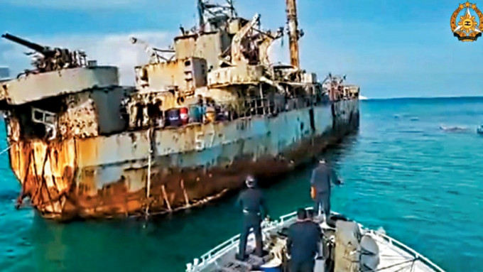 今年9月,菲律賓曾派民船向坐灘軍艦送補給。 今年9月,菲律賓曾派民船向坐灘軍艦送補給。