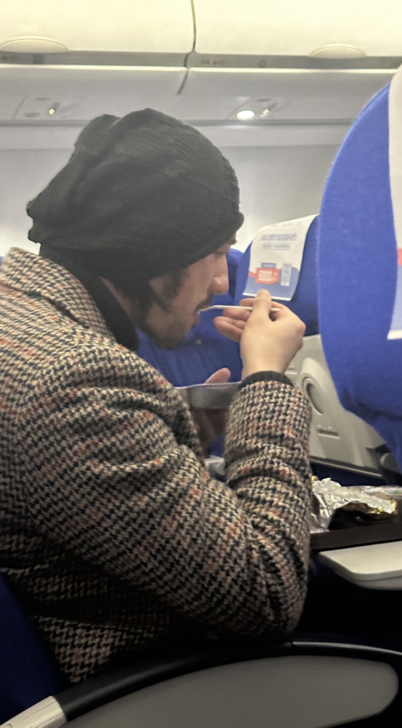 有網友在飛機上遇見神似金城武的男子。