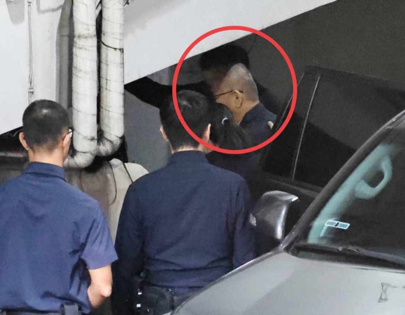 民眾黨近期爭議連環爆，圖為黨主席日前柯文哲（紅圈處）以光頭造型應訊。