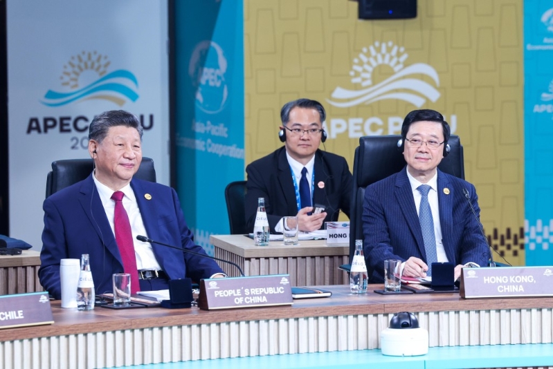 國家主席習近平(左一)和李家超(右一)在會議上。政府新聞處