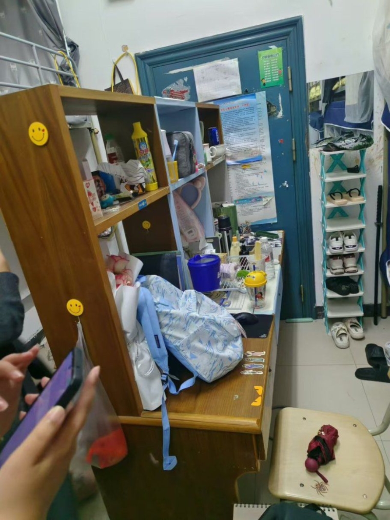 學生用書柜堵住房間大門。