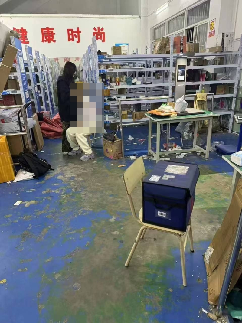 有學生在室內區域被斬傷待救。