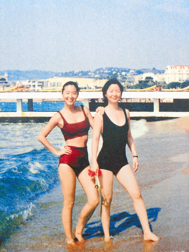 林青霞（左）公開與鄧麗君在坎城海邊的珍貴泳裝照，由好友沈云攝影。（林青霞提供）