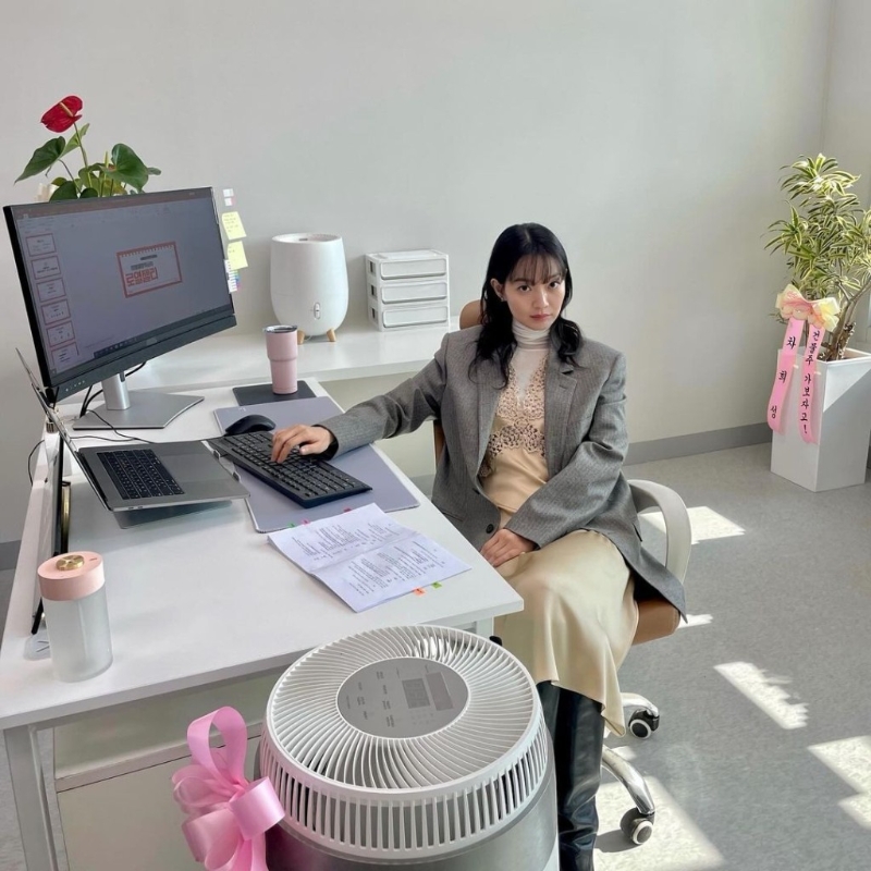 韓星申敏兒穿著松身條紋西裝褸，襯以通花上衣、樽領衫及絲質半截長裙，塑造具層次感的0L造型。(圖片來源：1G@illusomina)