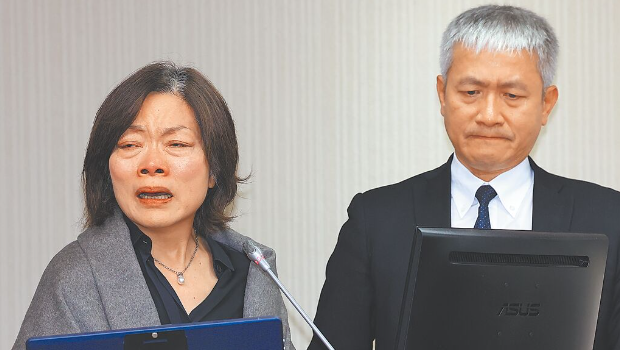 勞發署吳姓公務員疑遭霸凌死亡，勞動部長何佩珊（左）20日淚灑立法機構并口頭請辭。
