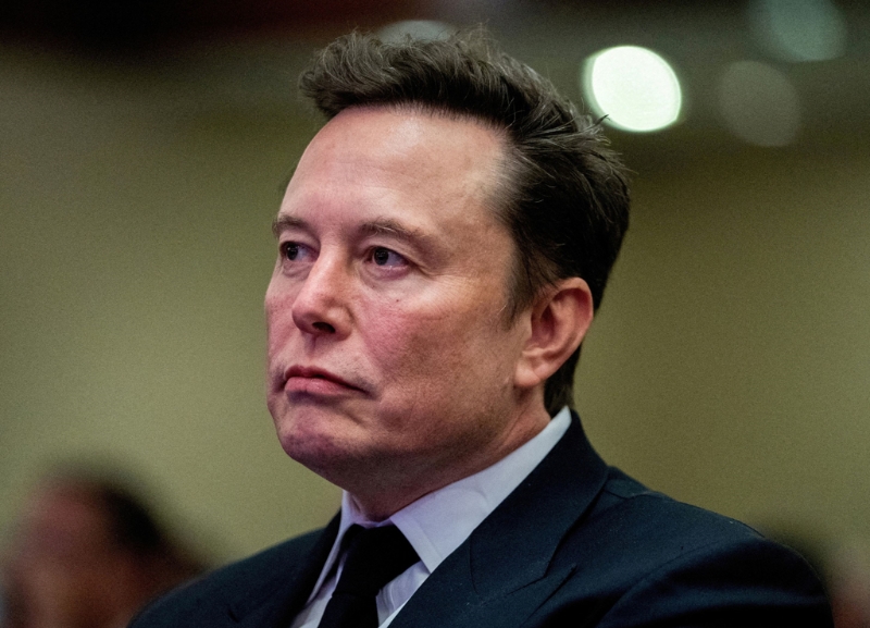 獲提名共掌美國政府效率部的特斯拉執行長馬斯克13日在華府聆聽準總統特朗普向共和黨眾議員發表談話的神情。