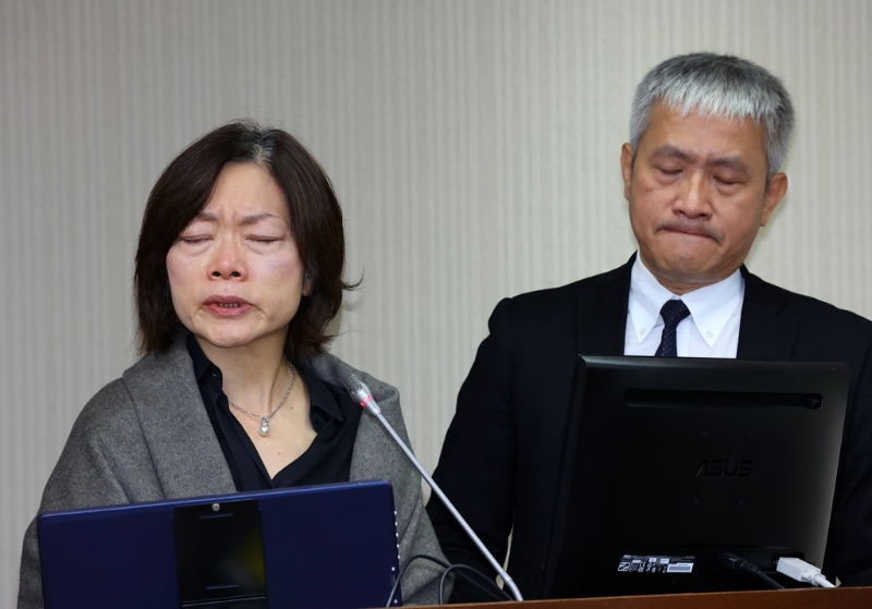 對勞發署公務員輕生案一事，“勞動部”長何佩珊（左）20日在“立法院”備詢時哽咽落淚，并證實他會負起政治責任，向“行政院”請辭。圖右為勞發署署長蔡孟良。