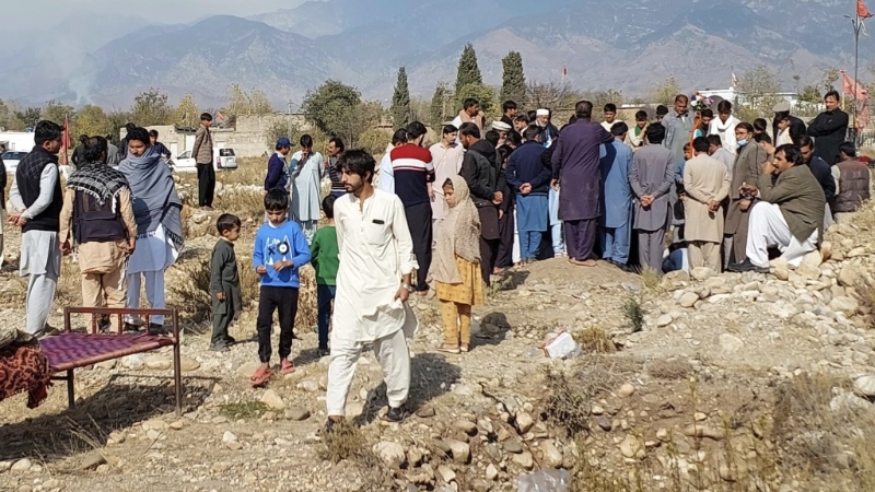 哀悼者埋葬了一名因槍手向什葉派車輛開槍而死亡的人。美聯社