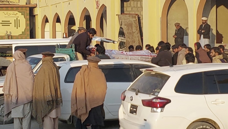 家屬聚集在醫院領遺體。美聯社