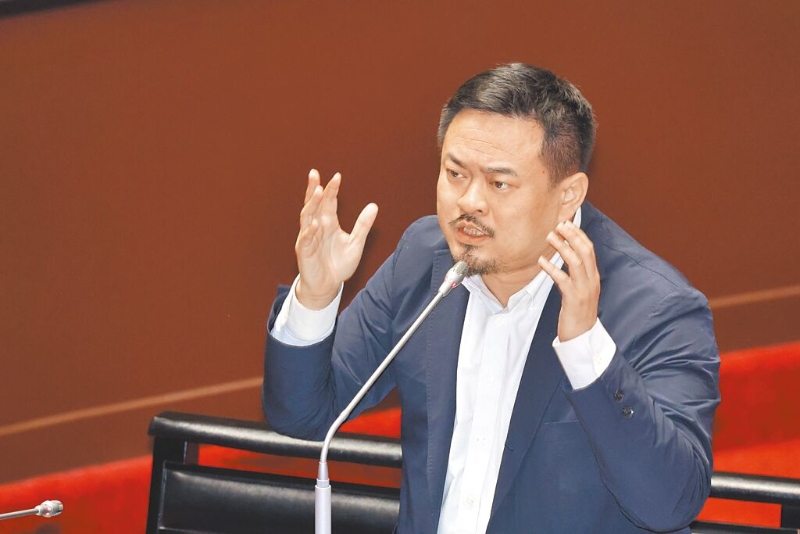 “行政院”敲定由民進黨不分區“立委”洪申翰出任“勞動部長”。