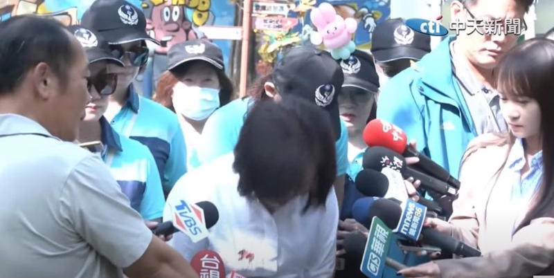 前“勞動部長”許銘春鞠躬道歉。