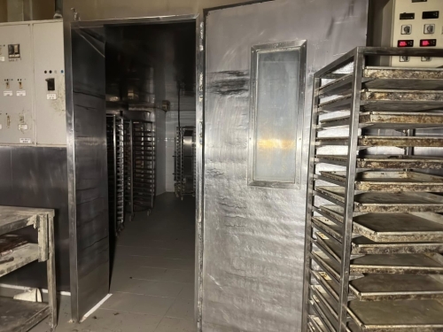 工場曝光了餅店的生產設備（圖片：“窮游廢墟”FB專頁）