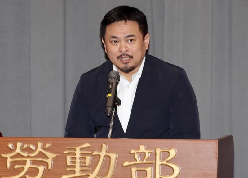 民進黨“立委”洪申翰25日接過“勞動部長”印信，正式接掌“勞動部”。