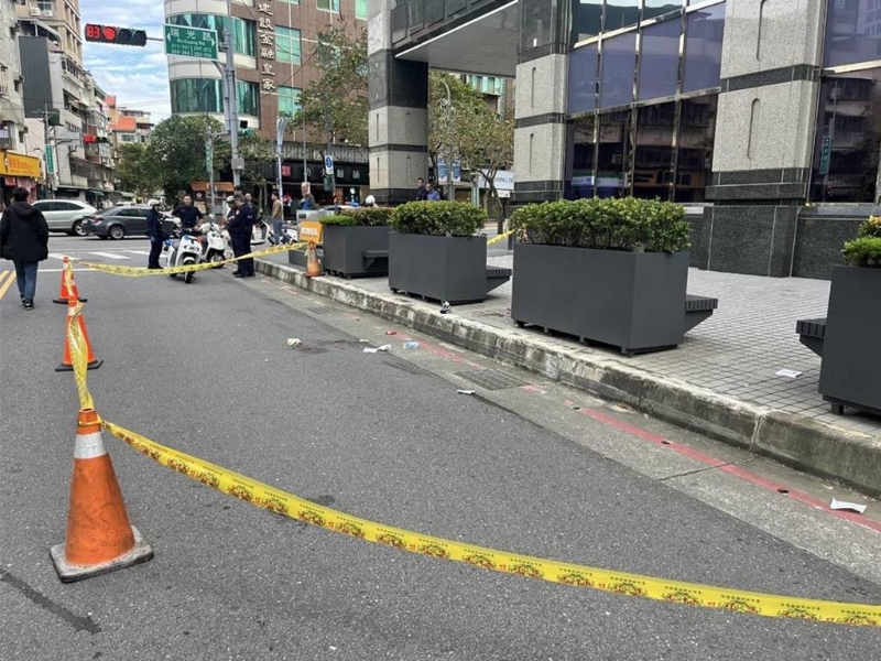 內湖情殺，警方封鎖現場調查。