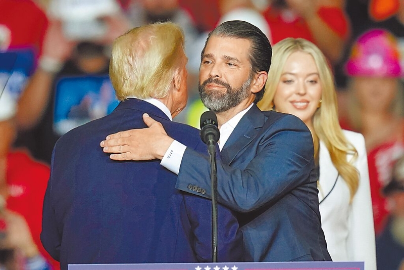 消息人士告訴路透，特朗普愈發依賴長子小唐納（中）的建議，不僅讓其掌新人事話語權，還讓他取代妹妹伊萬卡的位置，一躍成家族中最有影響力的顧問。 美聯社