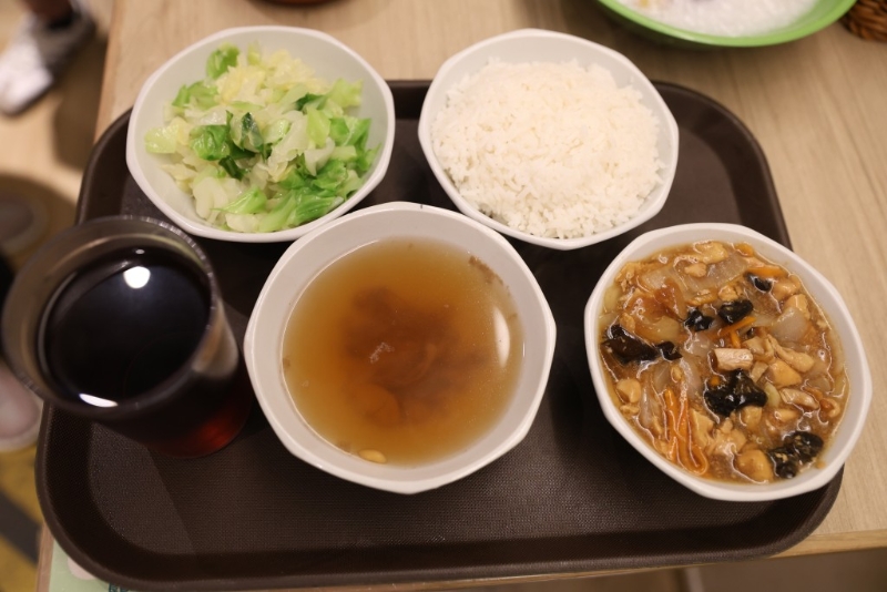 20元嘅幸福套餐包含湯、菜、飯和飲品，深受街坊歡迎。