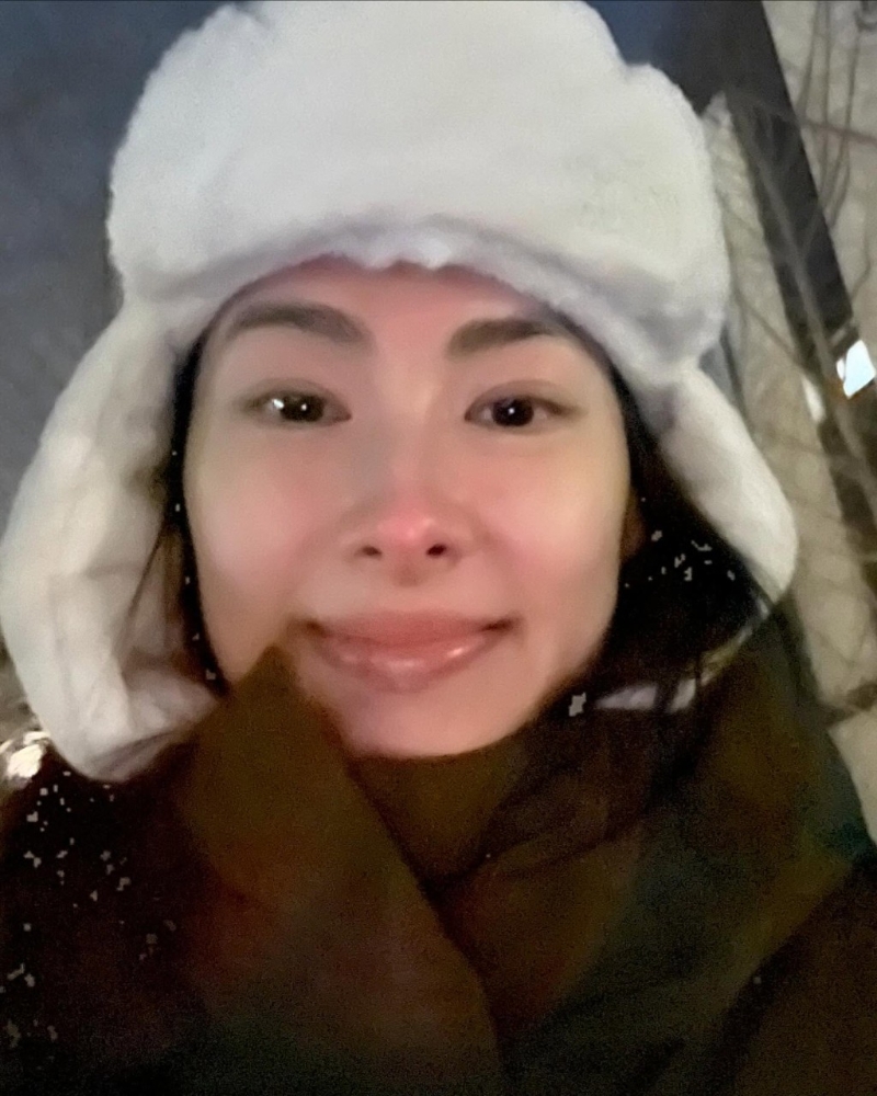 23日梁洛施亦在IG貼新相，寫道：「降溫啦，大家記得添衣保暖哦，周末愉快！ #小雪“。