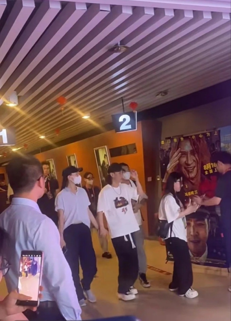 今年8月馬浴柯跟張家輝于南寧出席《重生》首映禮，當時有網民拍到馬浴柯拖著一名身材高?女子進場，該女子頭戴黑色Cap帽及口罩，不論身型、發型都跟梁洛施相似。