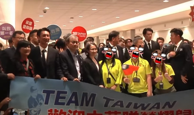 桃園機場接機動線安排遭抱怨，準備大合照時，還出現免稅店員工擠進來蹭，混亂場面讓網友傻眼。