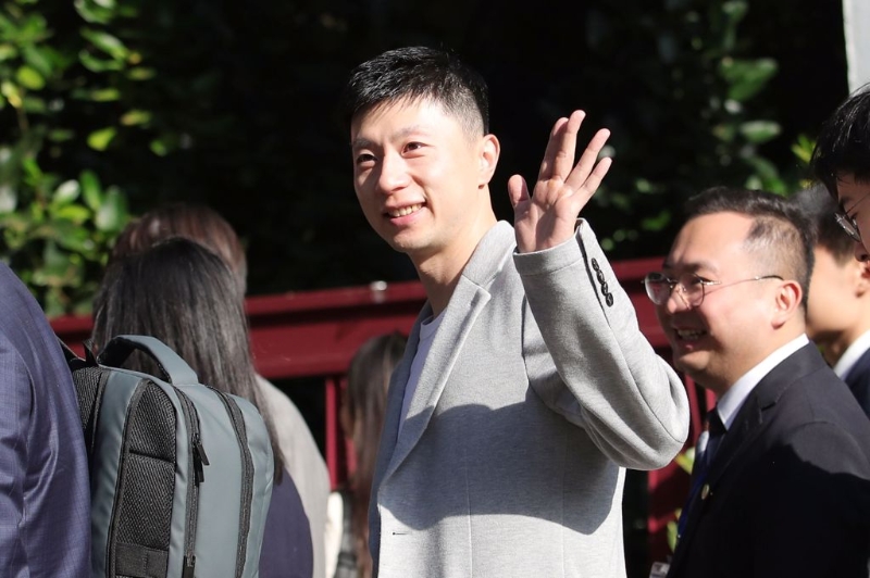 由馬英九基金會主辦的大陸高校師生訪問團于27日中午抵達桃園機場，展開為期9天8夜的參訪行程，首場安排行程參訪臺北市立中山女高。大陸奧運6金得主馬龍（中）也在參訪團行列中，并與一旁的粉絲揮手致意。