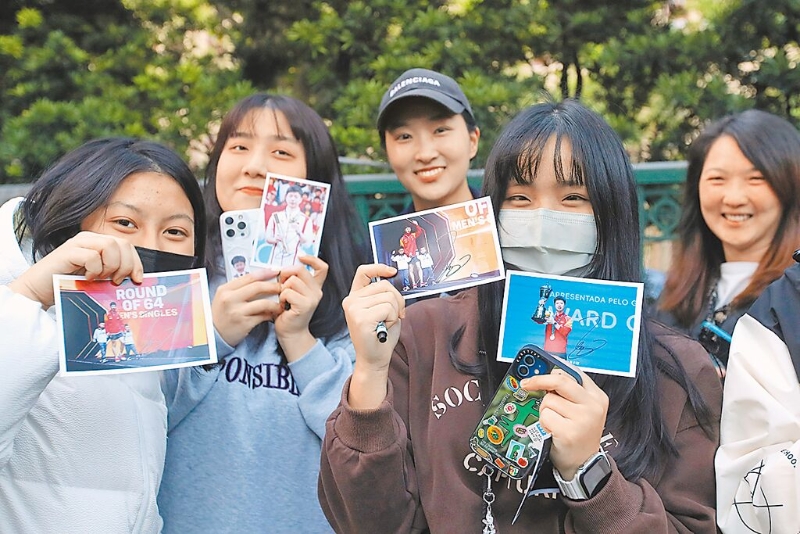 大陸高校師生訪問團首場行程安排參訪臺北市中山女中。大陸奧運6金得主馬龍也在參訪團行列中，展現超高人氣，幸運拿到馬龍簽名的女學生們開心展示。