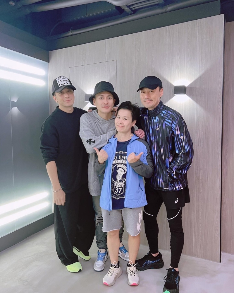 黃宗澤27日在IG貼出四人合照，并發文笑指：“呢位知名嘅教練話我哋成日都3缺1！ 咁呢張相你開心啦？ 你滿意啦？”