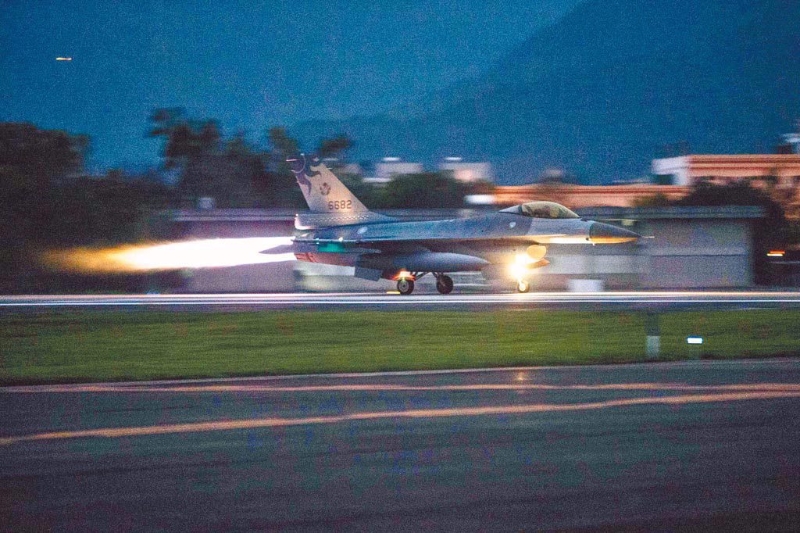 全臺戰機拂曉緊急升空模擬接戰 ，假想敵出擊實測三軍聯合防空攔截。