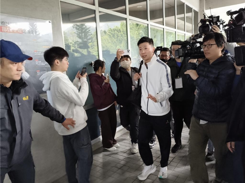 前“總統”馬英九邀請大陸乒乓球名將馬龍與陸生團于27日來臺，行程于今（28）日邁入第 2天 ，上午一行人來到政治大學達賢圖書館，馬龍一抵達現場便受到熱情學生層層包圍。