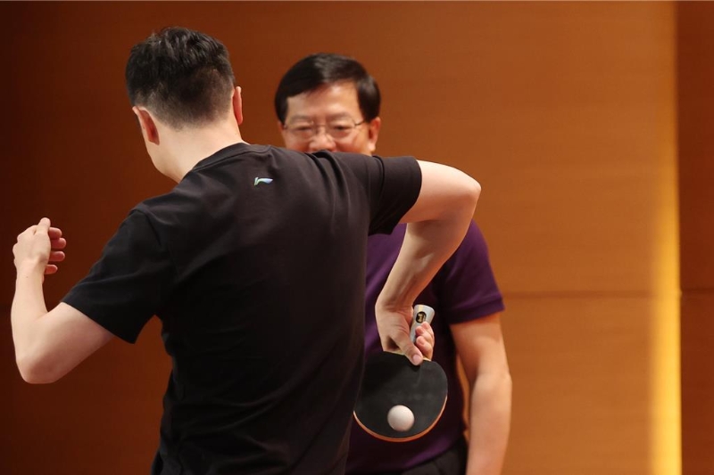 大陸桌球名將馬龍近日跟隨陸生團訪臺，29日前往文化大學進行交流，并與我國退役桌球名將蔣澎龍與巴黎奧運國手陳思羽切磋球技，上演奧運層級的交流賽。馬龍還現場秀背后開球。