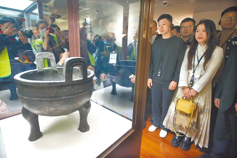 陸生團訪臺，11月30日參觀臺北故宮博物院，奧運女子空氣步槍金牌選手楊倩（右起）及奧運乒乓球6金選手馬龍等人欣賞毛公鼎。