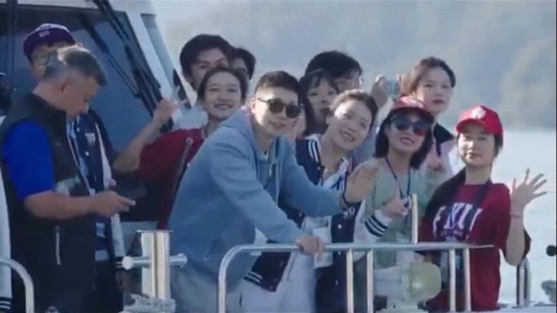 大陸高校生受馬英九基金會邀請，其中還有奧運乒乓球金牌選手馬龍在內等訪問團一行，今日抵達南投日月潭參觀、環潭。